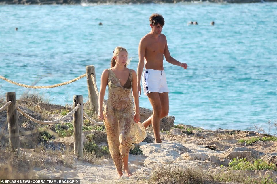 انضم صديق ليلى يوني هيلبيتز إلى المجموعة وارتدى سروال سباحة أبيض. كان الثنائي على علاقة منذ عام على الأقل