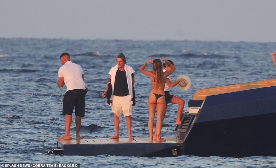 كان دارين ستروجر، حبيب سادي فروست السابق، موجودًا أيضًا في الرحلة وتم رصده وهو يستمتع بالحديث مع ليلا