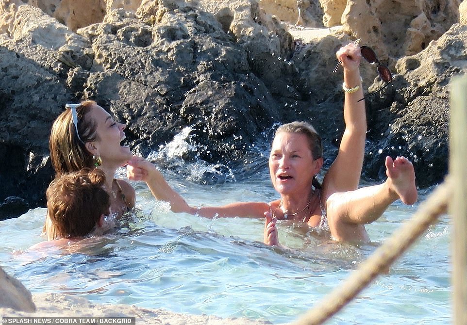 لم تتمكن ريتا من السيطرة على ضحكاتها بينما كانت كيت تلعب في البحر بجانبها