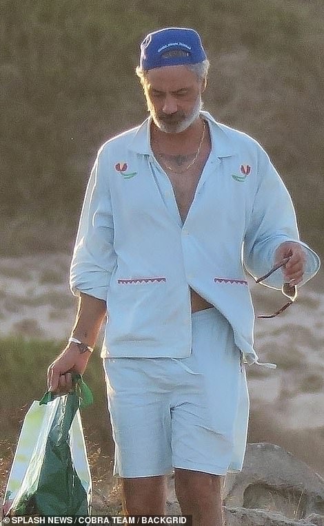 ثم غطى نفسه في تنسيق كريمي