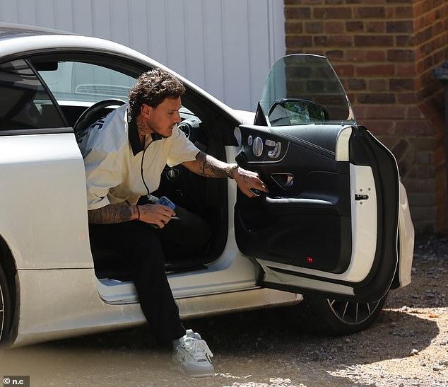 بدا نجم MAFS UK متجهمًا عندما خرج من السيارة