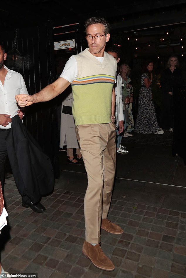 ارتدى رايان سترة محبوكة مخططة باللون الأخضر وقوس قزح