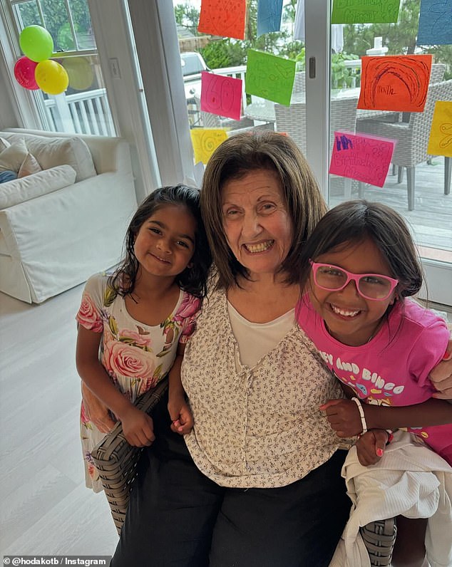 ونشرت هدى أيضًا صورة لطيفة لابنتيها هوب وهايلي وهما تحتضنان والدتها.