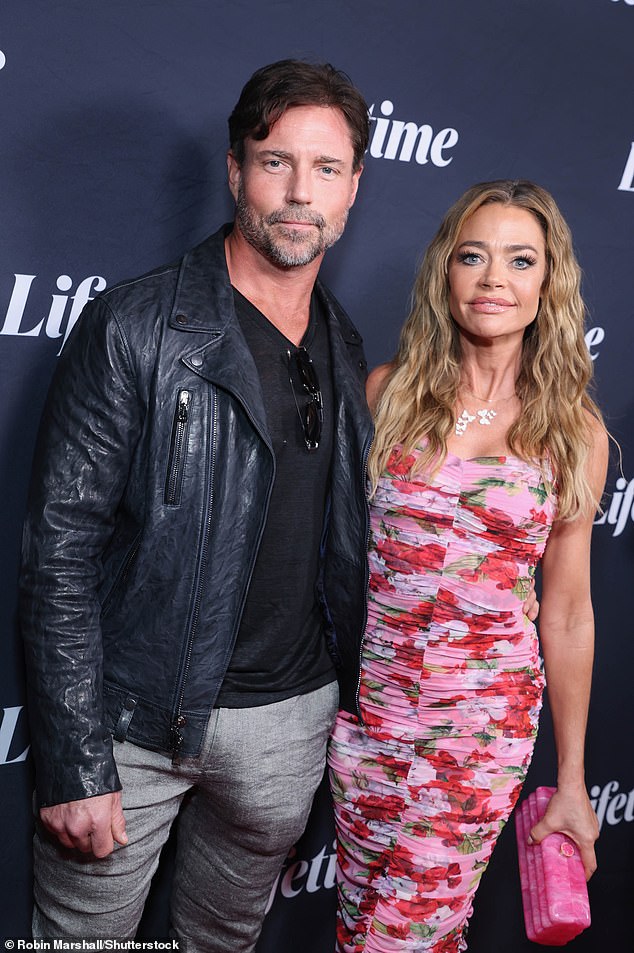 بينما كان الزوجان يلتقطان الصور معًا، كان من الممكن رؤية الأم لثلاثة أطفال وهما يحتضنان بعضهما البعض بحب.