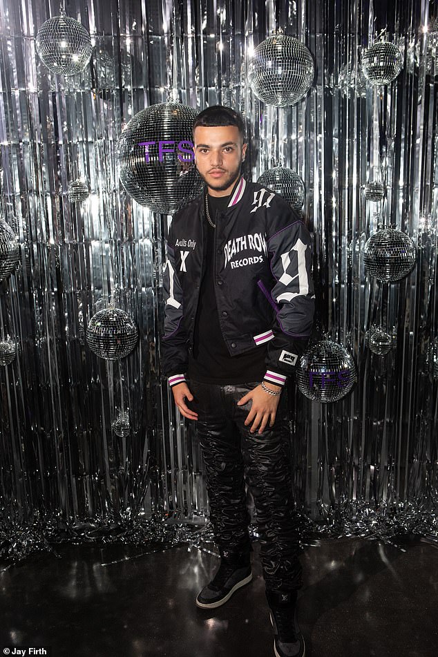 وبينما كانت الدراما تتوالى، احتفل جونيور مع العلامة التجارية في غرينتش، حيث وقف لالتقاط الصور أمام خلفية عاكسة