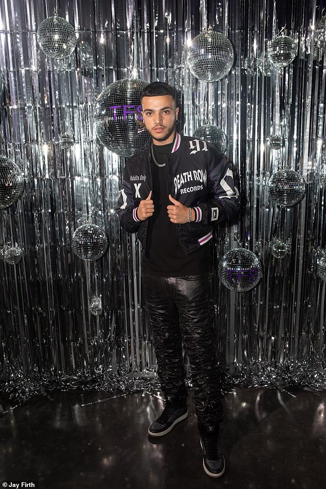 بينما كان المغني الطموح البالغ من العمر 19 عامًا يستمتع بالحفل، تم القبض على والدته كاتي برايس في مطار هيثرو أثناء هبوطها في المملكة المتحدة بعد تفويتها جلسة استماع للإفلاس