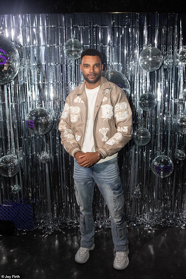 ارتدى تايلر كرويكشانك سترة قاذفة مطبوعة مع بنطلون جينز