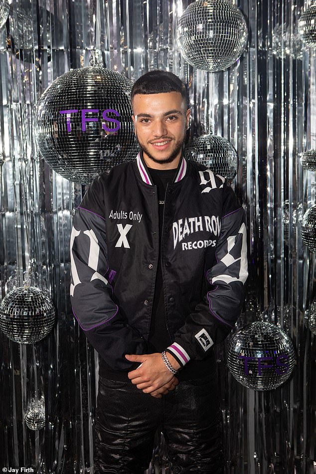 كان يرتدي سترة Death Row Records مع قميص أسود وبنطلون مطلي بالشمع ومكشكش