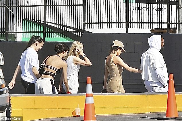 ليس من غير المعتاد أن يرتدي ويست ملابسه بالكامل أثناء الجلوس أو الوقوف بجانب زوجته بينما تكون ثدييها مكشوفين