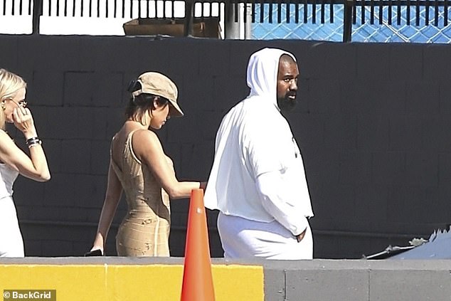 إذا ارتفع الفستان حتى بمقدار بوصة واحدة أثناء سيرها، فقد تعاني من مشكلة كبيرة في خزانة ملابسها