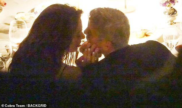 شوهدوا وهم يتبادلون المزيد من العواطف الجادة أثناء المحادثة العميقة في الفندق ذي الخمس نجوم