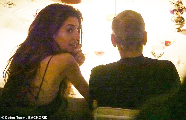 في وقت سابق من هذا العام، ورد أن جورج وأمل انتقلا إلى جنوب فرنسا بعد أن تأثر قصرهما في أوكسفوردشاير بالمملكة المتحدة بالفيضانات.