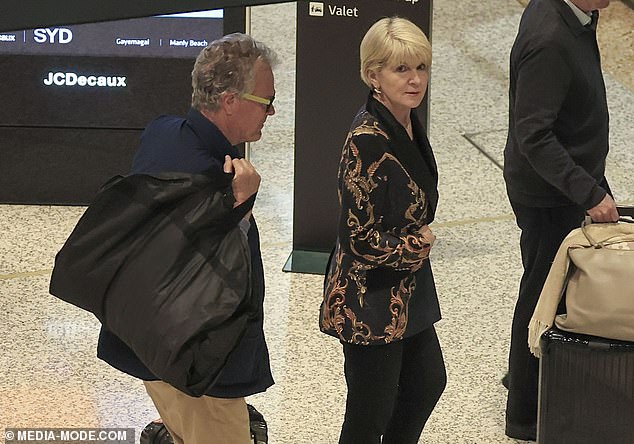 التقى السيد بانتون بالسيدة بيشوب أثناء مسيرتها السياسية، حيث كانت تعمل وزيرة للخارجية الأسترالية. وظلت العلاقة بينهما بعيدة المدى لسنوات، حيث كانت السيدة بيشوب تقيم في بيرث بينما كان هو يعيش في سيدني.