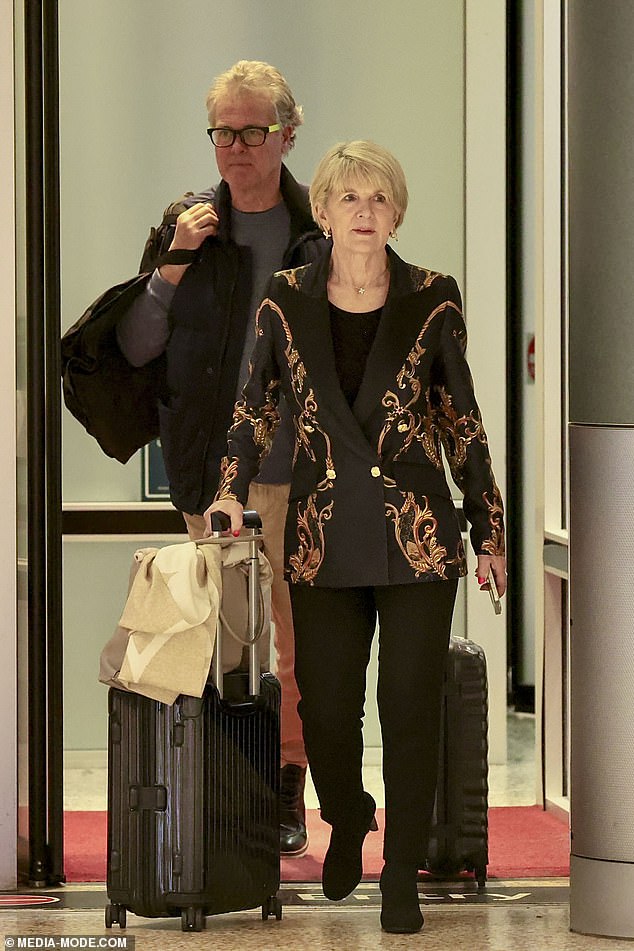 واصل الثنائي البقاء على مقربة من بعضهما البعض أثناء خروجهما من المطار وتم اصطحابهما إلى سيارة