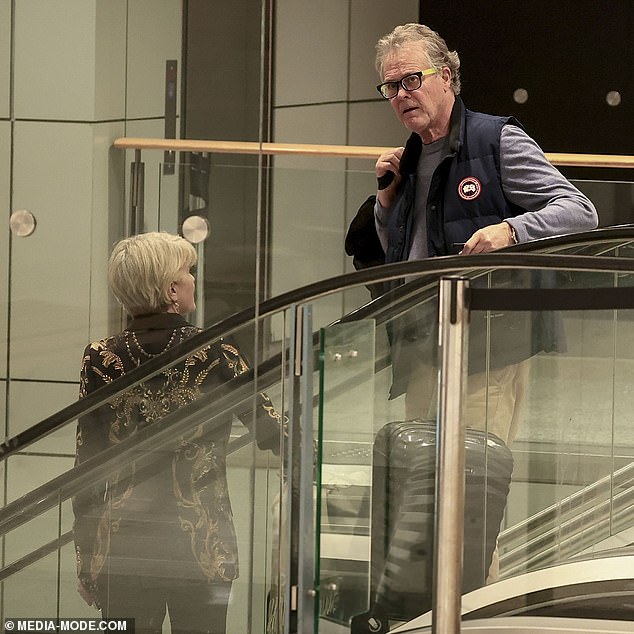 أظهر السيد جراي ذوقه الباهظ من خلال ارتداء سترة بحرية من إنتاج شركة Canada Goose بقيمة 1100 دولار