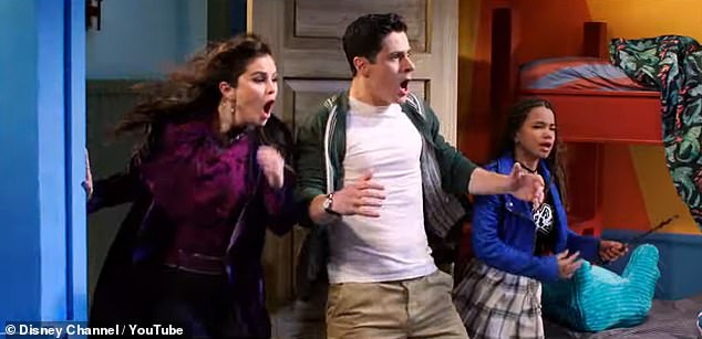 تم إصدار نظرة خاطفة على إعادة التشغيل يوم الجمعة، وقدمت لمحة خلف الكواليس في العرض؛ شوهد جوميز مع هنري والبطلة الجديدة جانيس لين براون