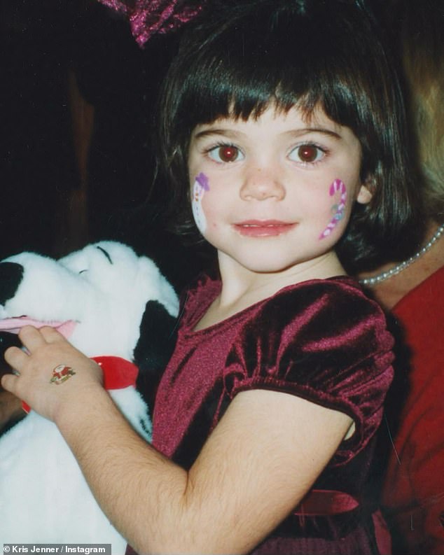 حظي المتابعون بصور عفوية لفتاة عيد الميلاد على مر السنين