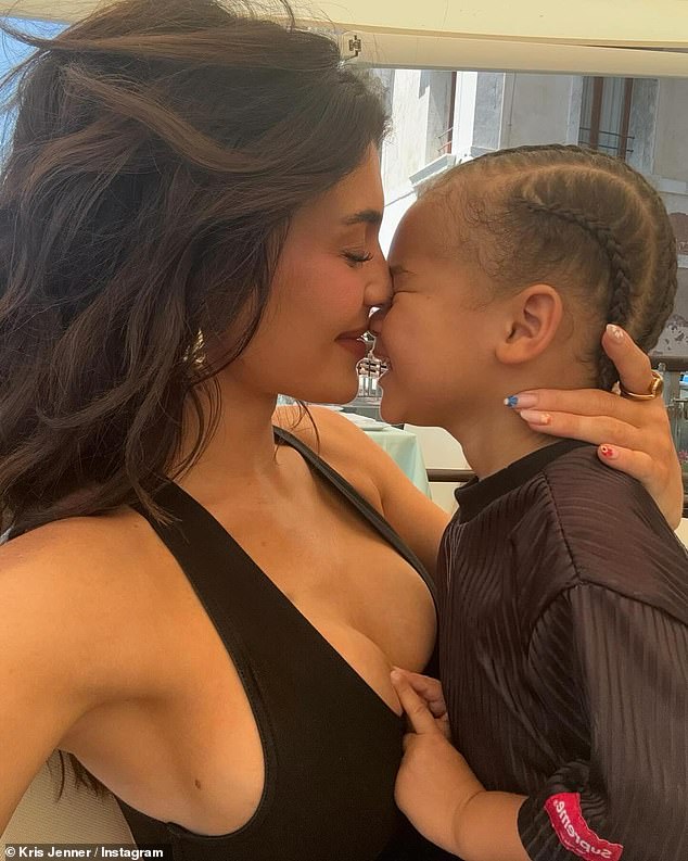 أعلنت والدة عائلة كارداشيان أن كايلي هي 