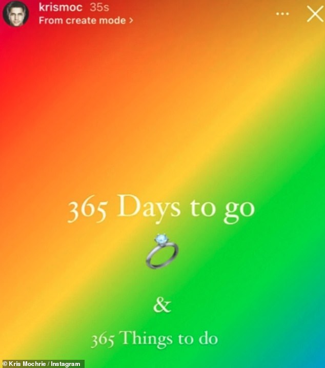 نشر كريس على حسابه على إنستغرام قصة كتب فيها إلى جانب رمز تعبيري لخاتم الزفاف 