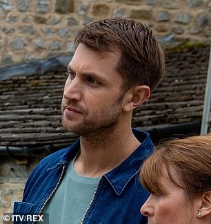 لقد التقيا كأخوين في مسلسل ITV، حيث لعب كريس دور البطولة في دور لي بوسنر....