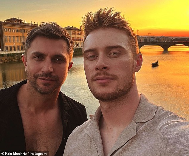 كتب كريس في منشور إعلان خطوبته: 