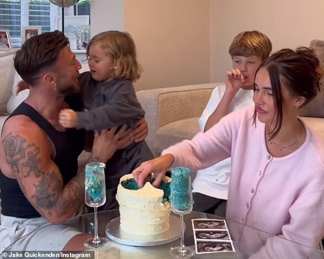 وبينما صرخت المغنية بحماس: 