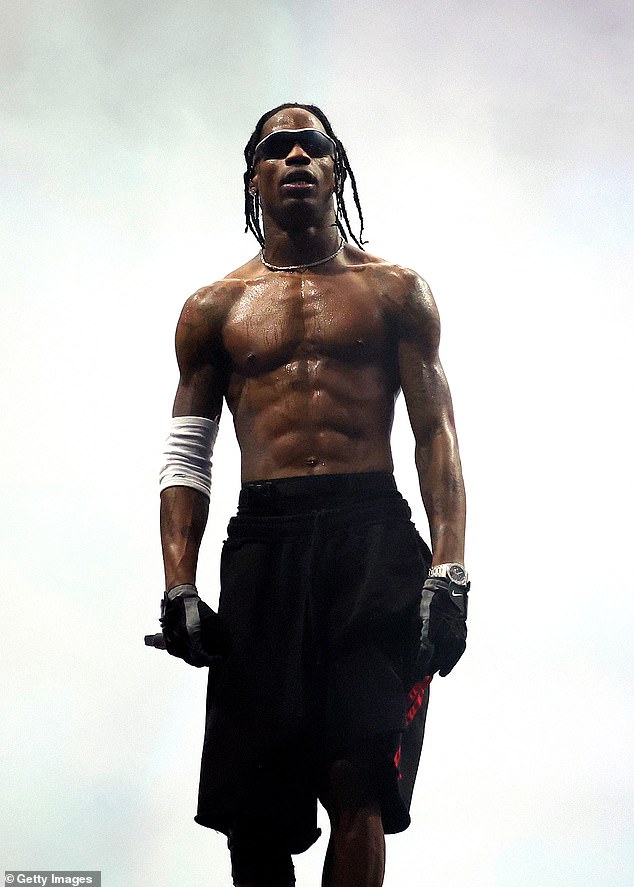 شوهد النجم وهو يؤدي في اليوم الثاني من مهرجان Wireless Festival 2023 في Finsbury Park في يوليو 2023