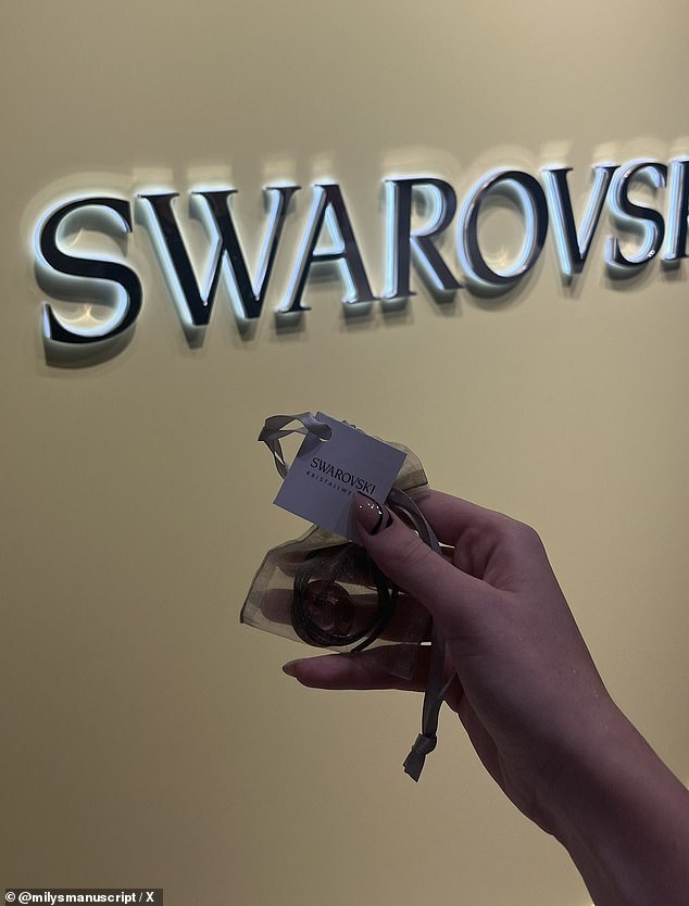 جاءت لفتة حسن النية بعد أنباء عن حصول مشجعي فيينا على قلادات كريستالية مجانية من سواروفسكي بعد إلغاء عروض تايلور المحزنة.