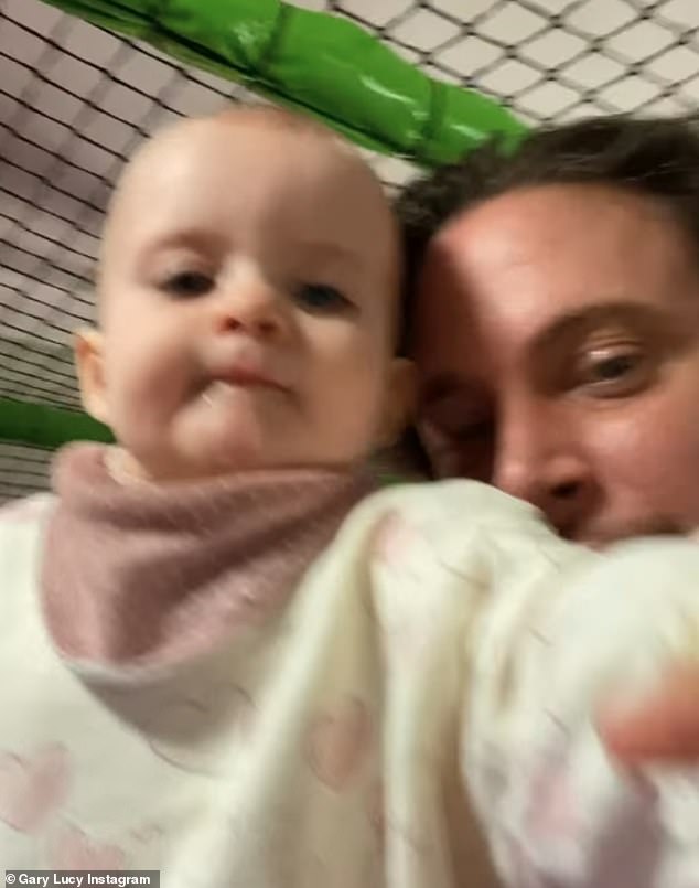 في المقطع الأخير، يمكن رؤية غاري وهو يزحف عبر منطقة لعب ناعمة مع الطفل الصغير.