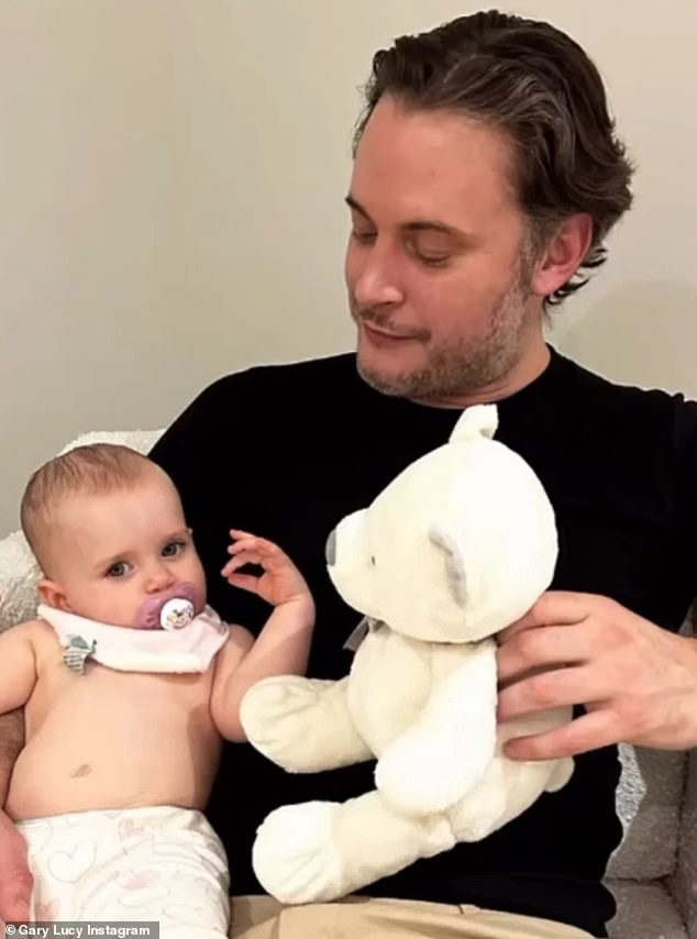 قبل أن يحتضنها في حضنه ويقبلها على جبهتها