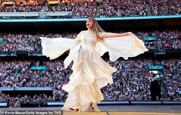 من المقرر أن تقدم سويفت خمسة عروض في لندن ابتداءً من يوم الخميس 15 أغسطس. وقد ارتفعت أسعار التذاكر على مواقع إعادة البيع بنسبة تصل إلى 2000 في المائة (الصورة في لندن في يونيو)