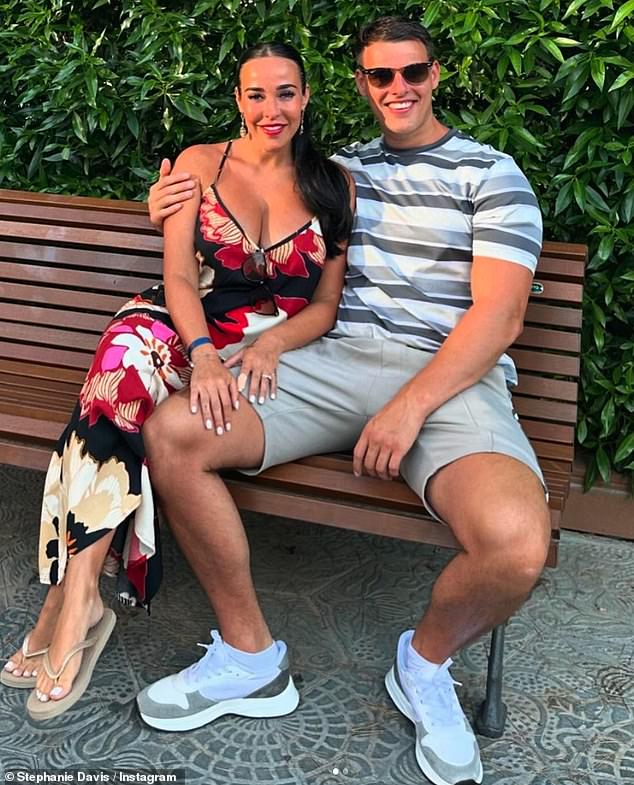 وأوضحت ستيفاني أنها وجو كانا يحاولان الحمل لمدة عامين وكانا يستكشفان التلقيح الصناعي، قبل أن يحملا بشكل طبيعي.