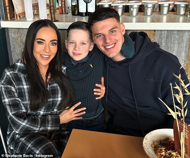 ستيفاني لديها بالفعل ابنها كابين البالغ من العمر سبع سنوات من زوجها السابق ونجم CBB السابق جيريمي ماكونيل (ستيفاني وجو وكابين في الصورة معًا)