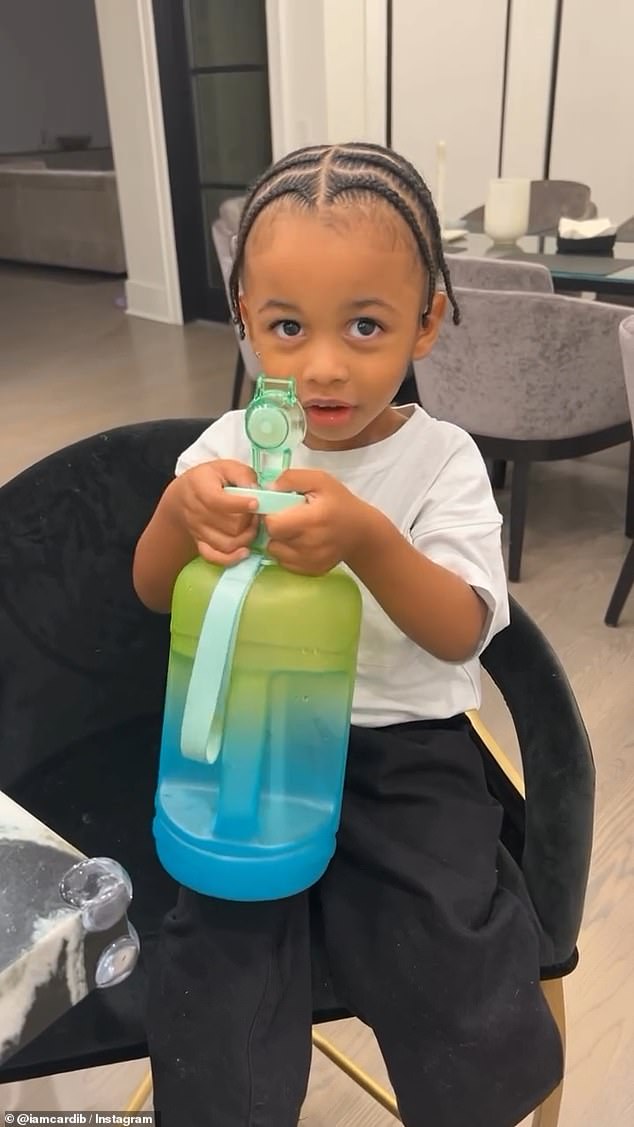 ارتدت ويف قميصًا أبيض وبنطالًا أسود ومجموعة جديدة من ضفائر الذرة في الفيديو الثاني. قالت كاردي بي: 