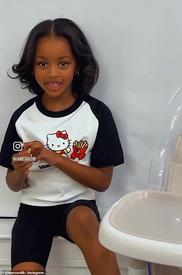 تظهر ابنتها كولتور - التي احتفلت مؤخرًا بعيد ميلادها السادس في حديقة حيوان باريس - في المقطع الأول