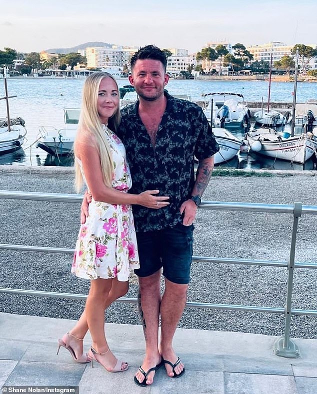 التقت المغنية بمديرة الرهن العقاري كيمبرلي ساليس، التي لديها ابنة تبلغ من العمر 12 عامًا، في جزيرة كريت وانتقل الثنائي للعيش معًا