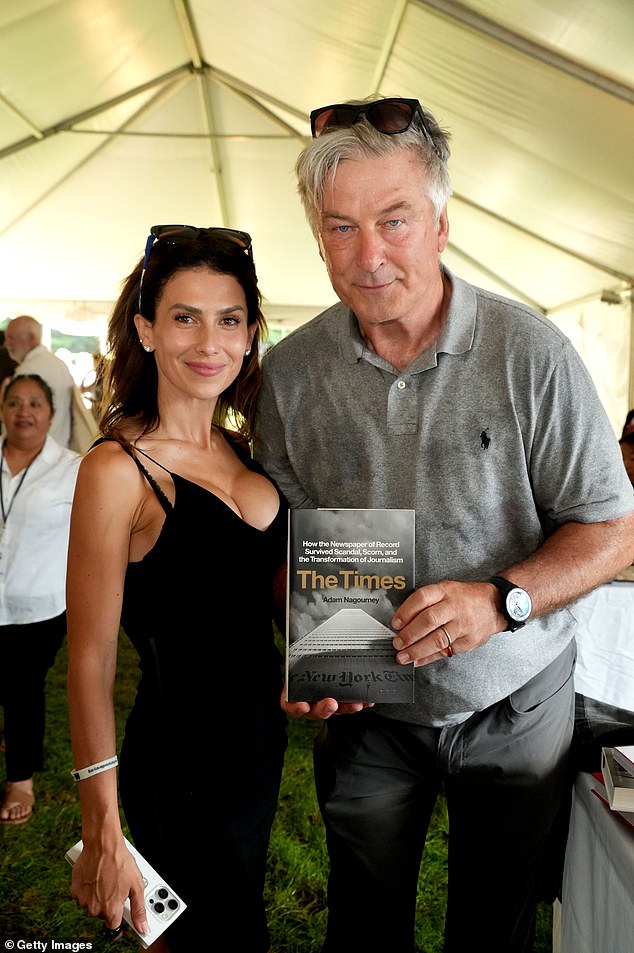 أبدى الأب لسبعة أطفال مظهرًا غير رسمي بارتداء بنطال رمادي غامق وقميص بولو رمادي فاتح، في حين بدت زوجته الأنيقة التي يبلغ عمرها 12 عامًا مستعدة للصيف مرتدية فستانًا أسود يعانق قوامها الممشوق.