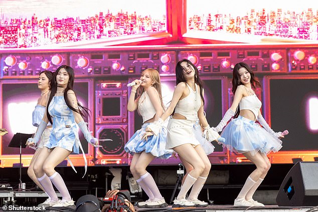 ظهرت فرقة IVE لأول مرة في عام 2021، بأغنية Eleven المنفردة، ثم أغنية Love Dive في عام 2022 والتي منحت الفرقة المركز الأول لأول مرة على مخطط Circle الرقمي في كوريا الجنوبية