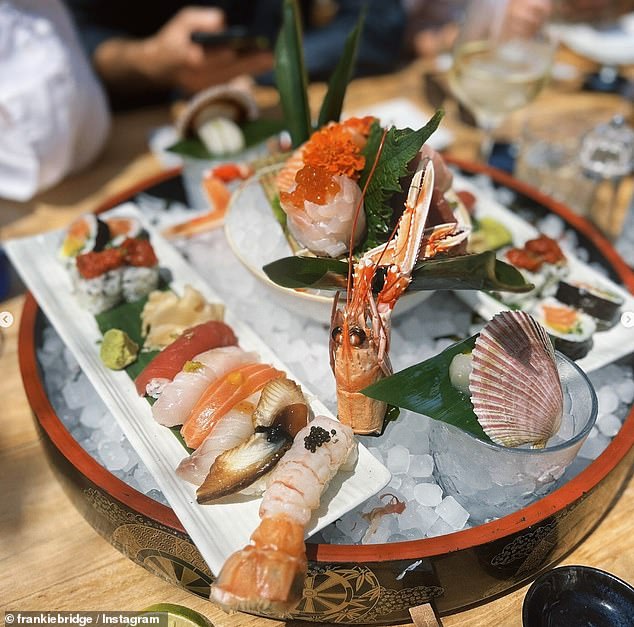 اصطحبت فرانكي متابعيها البالغ عددهم 1.6 مليونًا خلال عطلتها، حتى أنها شاركتهم وجباتها بما في ذلك طبق المأكولات البحرية