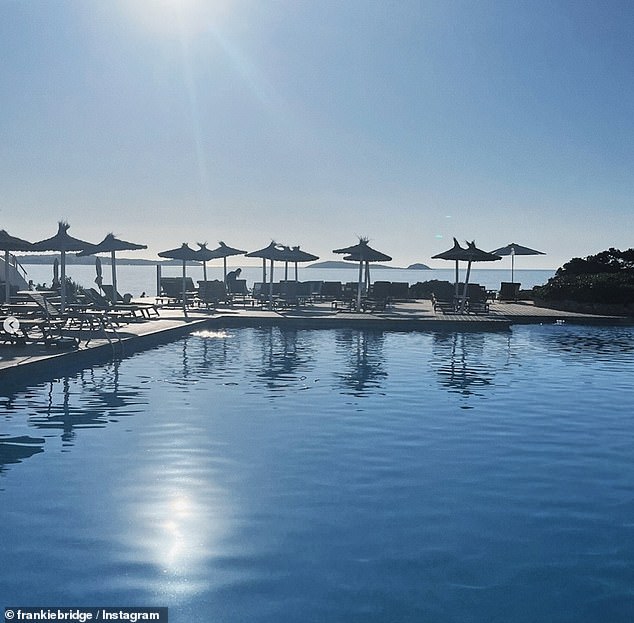 شاركت المغنية صورها الفاخرة من العطلة وأرفقت صورة لإحدى وجباتها بالإضافة إلى المنظر الهادئ المطل على المسبح