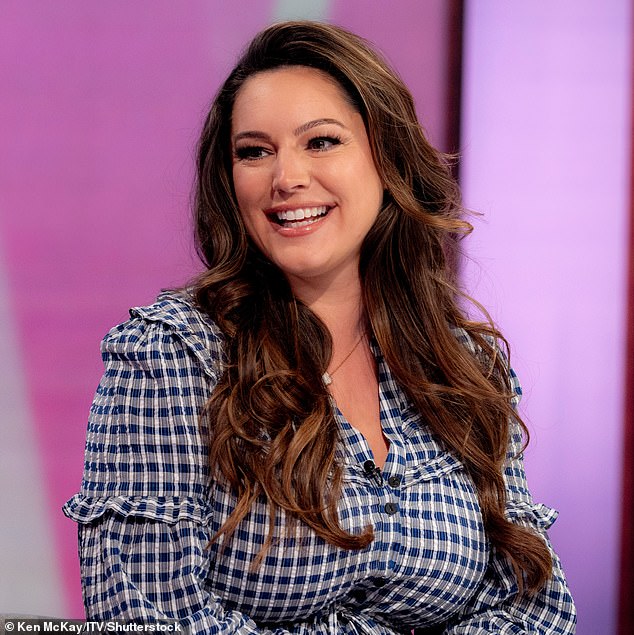 يأتي هذا الكشف بعد أن استمتعت المذيعة وزوجها بإجازة رومانسية في اليونان في وقت سابق من هذا الشهر وشاركت كيلي بعض صور البكيني مع متابعيها.