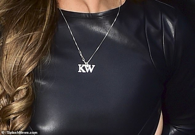 لقد زينت إطلالتها بمجوهرات فضية بما في ذلك قلادة 