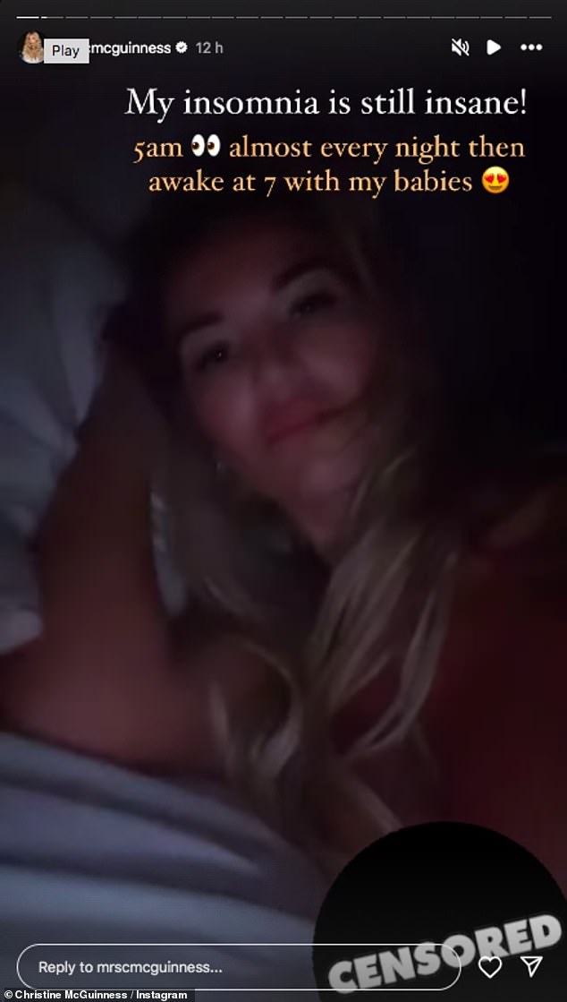 قالت الأم لثلاثة أطفال، البالغة من العمر 36 عامًا، لمعجبيها إنها تعاني من مشاكل في النوم، لذا شاركت مقطع فيديو لها عارية على السرير