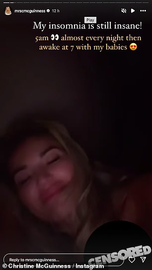 غطت بقعة سوداء حيائها بينما كانت تتدحرج في محاولة للنوم وسط موجة الحر الحالية في المملكة المتحدة