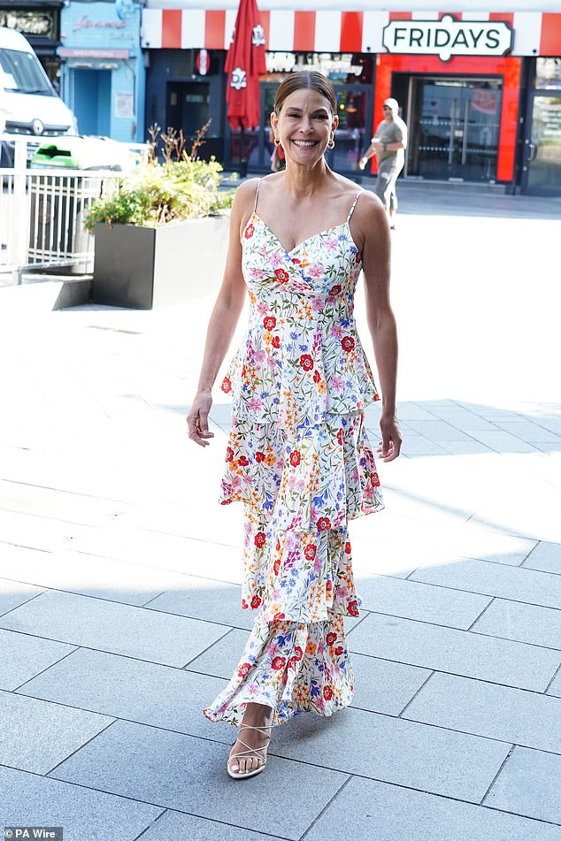 ارتدت تيري فستانًا أبيض طويلًا بكشكشة مطرزًا بالزهور، ونسقت الإطلالة مع صندل أبيض بكشكشة.