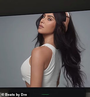 ارتداء زوج من سماعات Beats باللون البني الفاتح