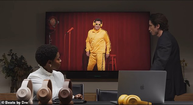 يظهر في إعلان جيمي مقدم برنامج في وقت متأخر من الليل وهو يرتدي بدلة رياضية باللون الأصفر الخردلي مع لمسات سوداء - وهو ما يطابق تمامًا سماعات Beats ذات اللون الأصفر الخردلي التي يرتديها