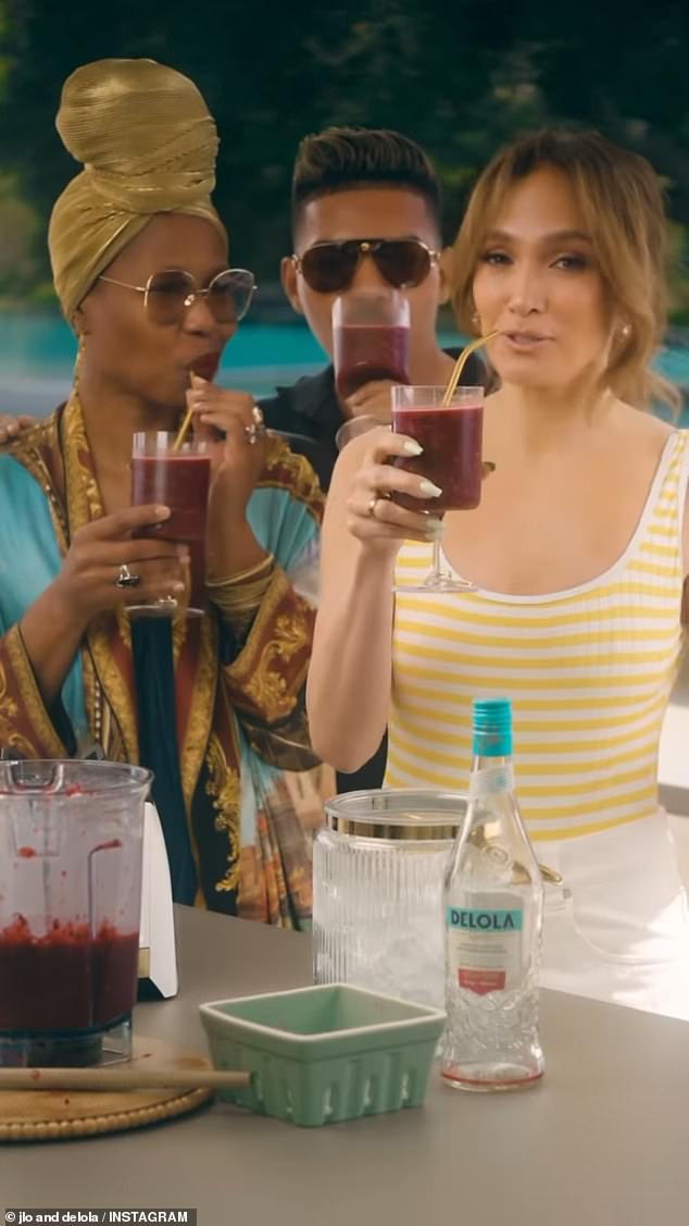 كانت المغنية مع مصفف شعرها ومدربها الصوتي أثناء تحضيرها للعصائر