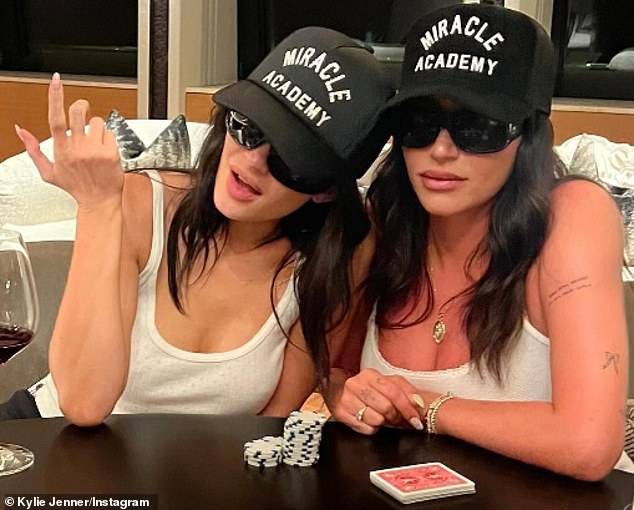 نشرت بفرح ألبومًا على Instagram لرحلة عيد ميلادها، والذي تضمن صديقتها المقربة ستاسي كارانيكولاو (يمينًا) بالإضافة إلى أير