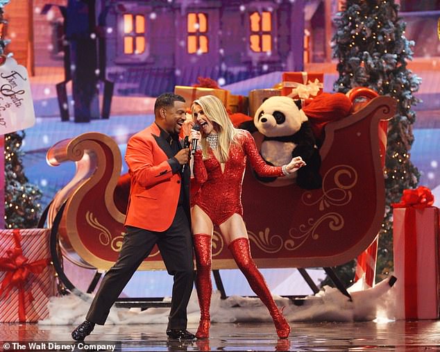 في العام الماضي، تحدث ألفونسو لبرنامج Entertainment Tonight عن انضمام جوليان كمضيفة مشاركة: